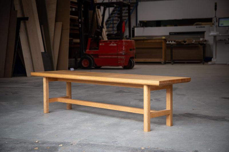 Snedkerlavet bænk i massiv eg i let design
