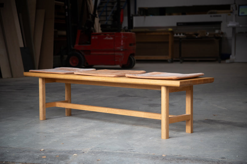 Snedkerlavet bænk i massiv eg i let design