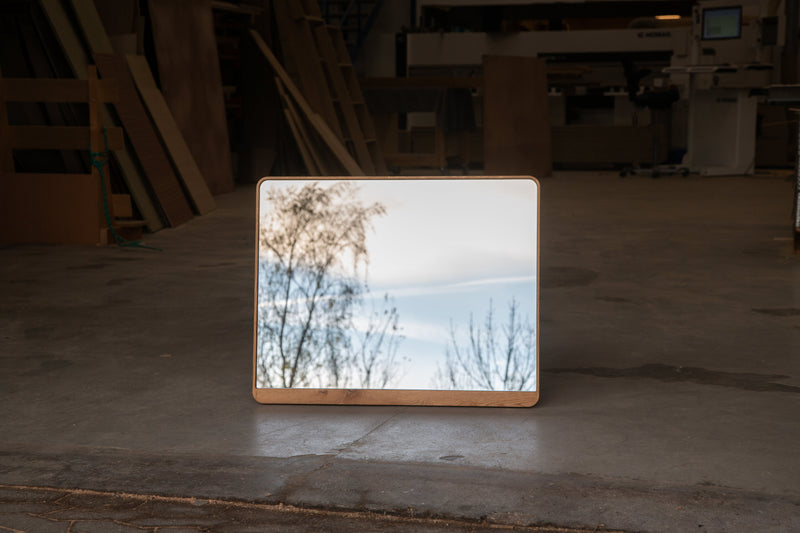 Snedkerlavet spejl med ramme i massivt egetræ og bred bund