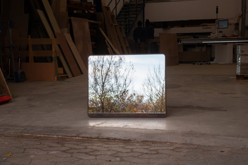 Snedkerlavet spejl med ramme i massivt røget egetræ og bred bund