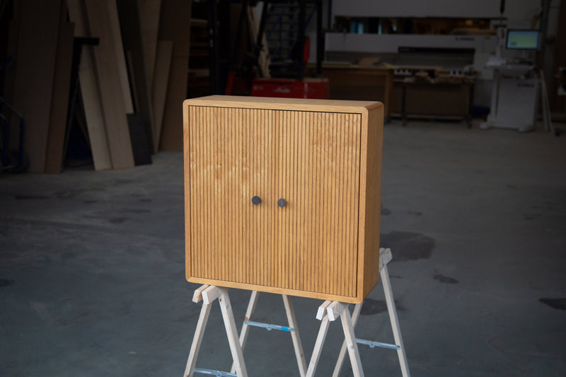 Kompakt væghængt skabi massiv eg med rillet front og afrundede hjørner