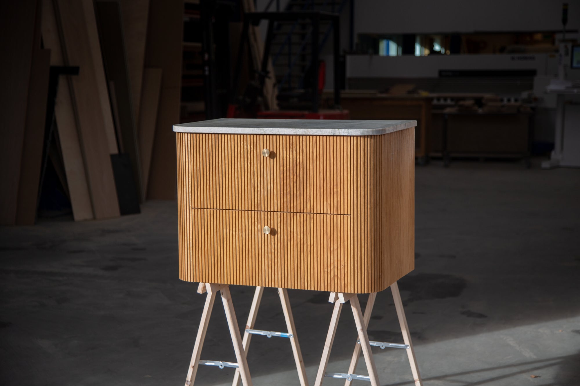 Badmøbel i massiv eg med firkantede lameller og skuffer