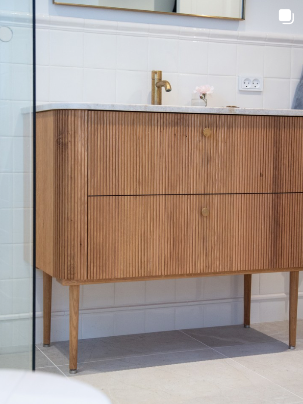 Badmøbel i eg med rillede fronter, ben og bordplade i sten