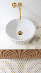 Detalje af badmøbel med rillet front og stenbordplade