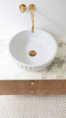 Detalje af badmøbel med rillet front og stenbordplade