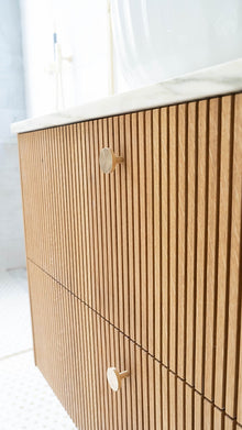 Detalje af badmøbel med rillet front og stenbordplade