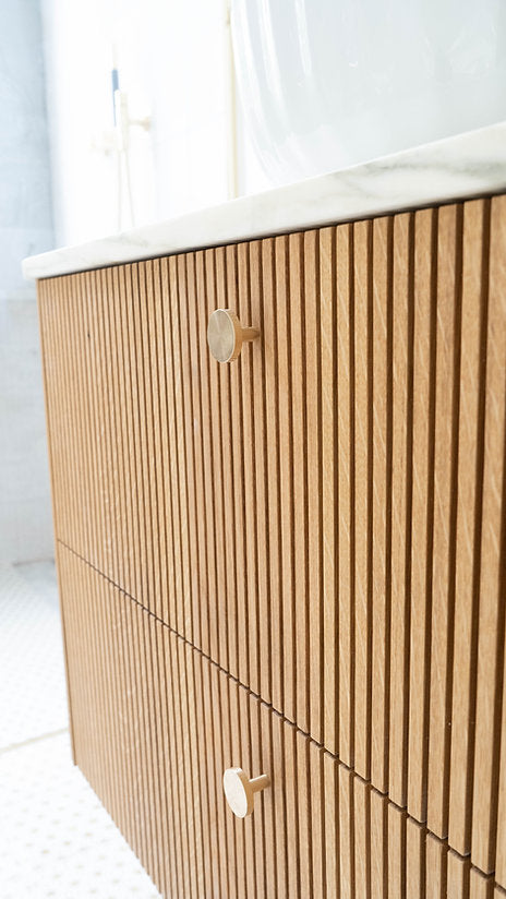 Detalje af badmøbel med rillet front og stenbordplade