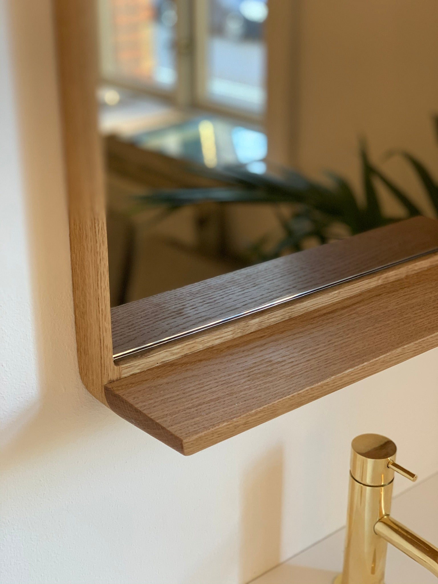 Detalje af håndlavet spejl med lille hylde i massiv eg