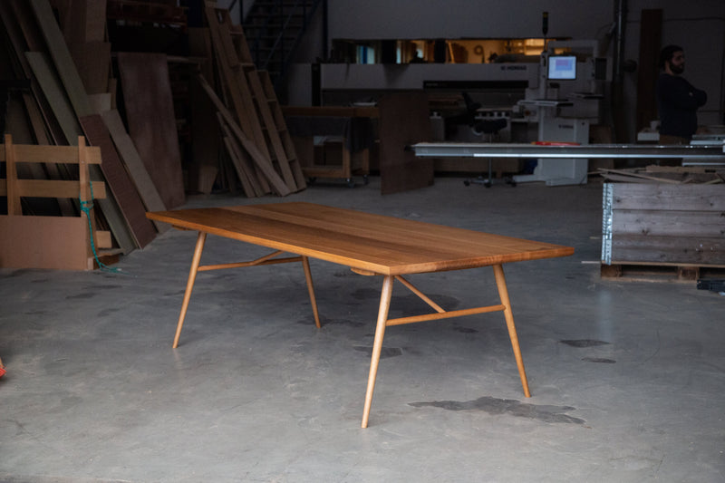 Snedkerlavet spisebord i massivt eg med koniske ben